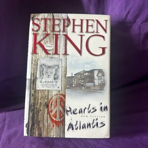 Hearts in Atlantis by - White and Red Cover